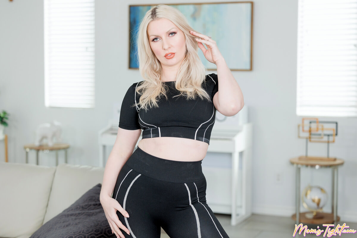 سکس حشری کننده دیدنی با مامان بلوند کوس صورتی