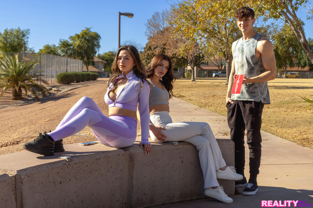 رقابت دخترا سکسی و خوشگل با جندگی برای خواهر خوانده شدن ،قسمت اول